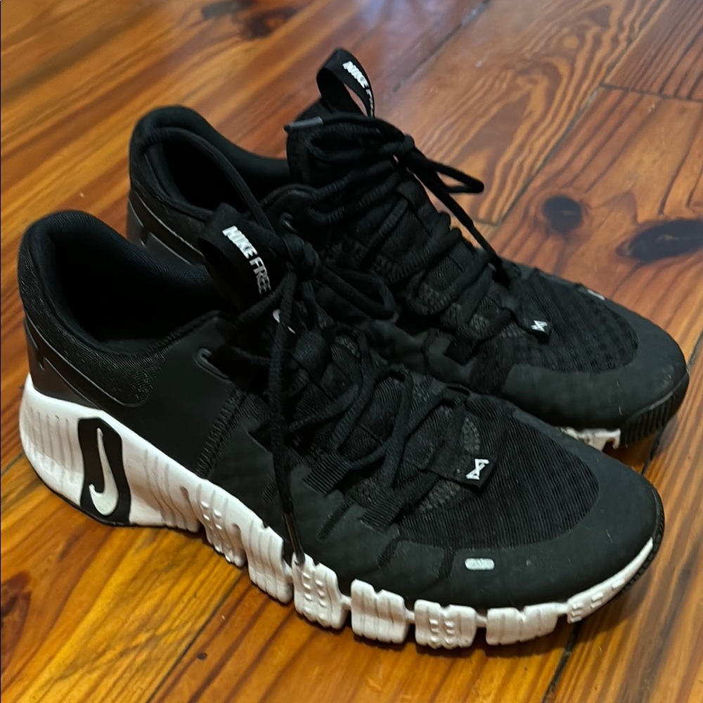 Nike women’s  Black and White Running Shoes